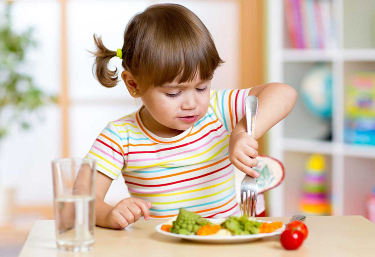 به کودک خود در خوردن غذا کمک کنید