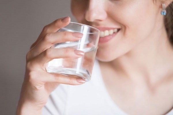 روش صحیح خوردن آب در منزل